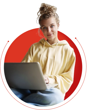 Девушка за ноутбуком радуется, потому что пишет тесты